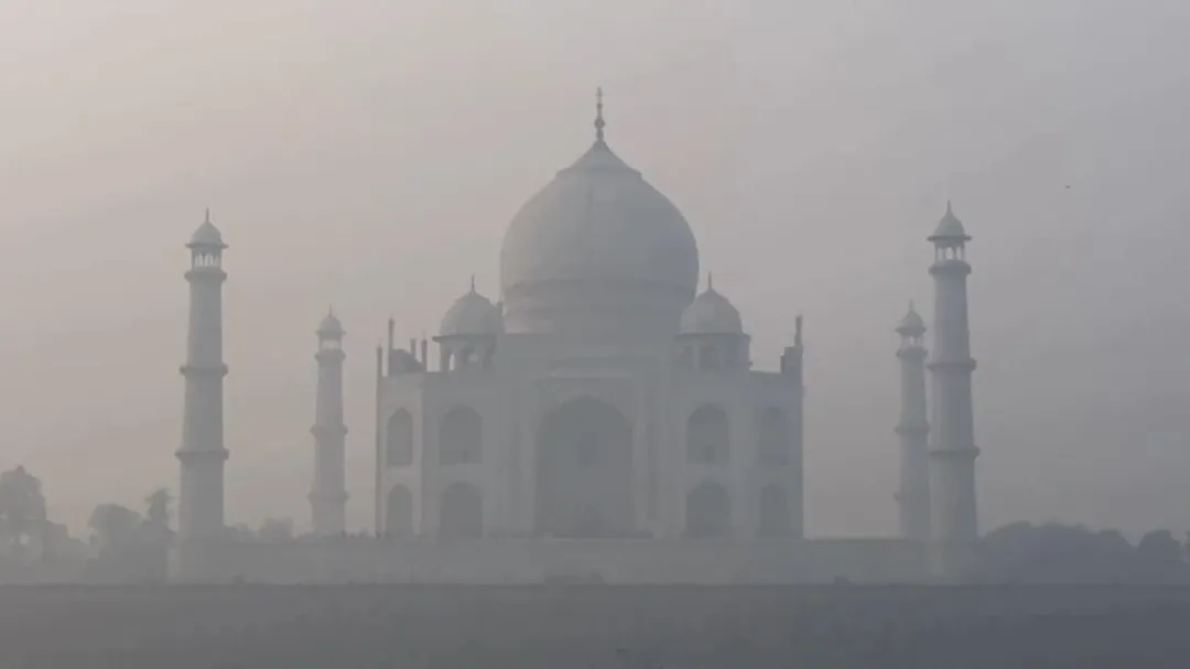 泰姬瑪哈陵(Taj Mahal)籠罩在濃霧當中。(圖/路透社)