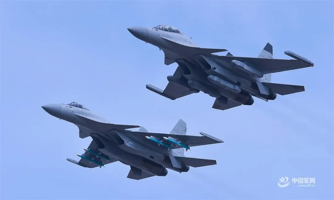 殲15D電戰機(圖右)、殲15T戰機編隊。(圖/中國軍網)