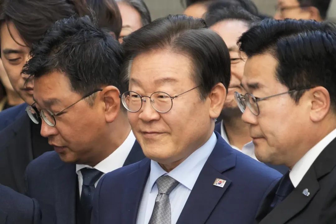 李在明15日出庭聆聽判決。(圖/美聯社)