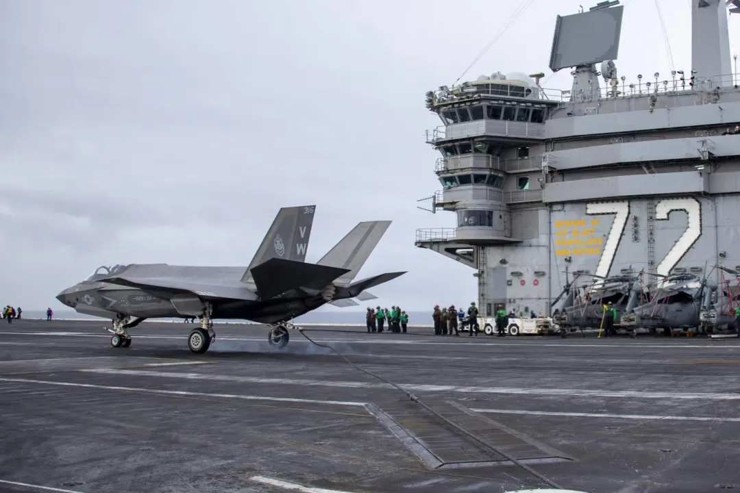 2024年1月，第314中隊F-35C戰機降落在林肯號上，機尾捕捉鉤已勾住攔截索。(圖/美國海軍)