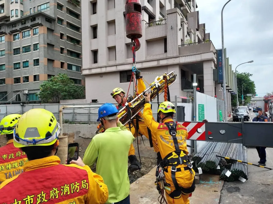 男工人被救起。（圖／翻攝畫面）