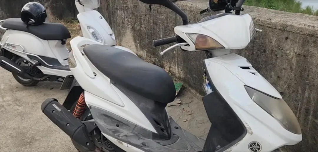 阮男的機車也遺留在了事發現場。(圖/翻攝畫面)