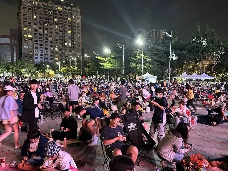 世界12強棒球賽B組預賽16日晚間在台北大巨蛋上演「中日大戰」，全台球迷皆相當關注，台中市政府前廣場舉辦直播活動，大批民眾到場一同觀看轉播、為中華隊加油。（圖/中央社）