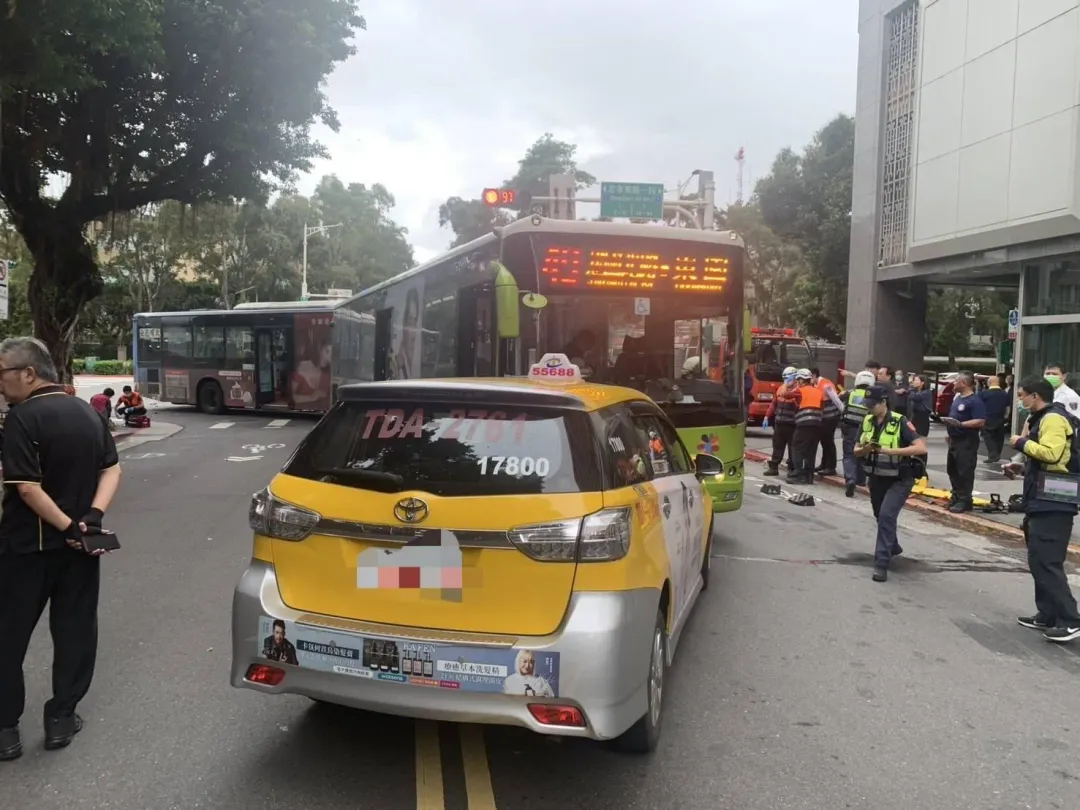 台北市中正區發生「公車撞公車」嚴重事故,2輛公車追撞輾壓1名女行人,共造成1死15傷。(圖/翻攝畫面)