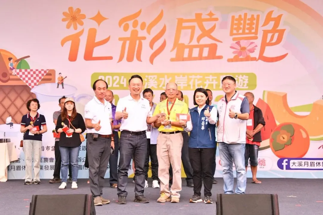 今年農民創意花田競賽種植面積高達五公頃，此次比賽有18組參賽作品，其中以農民邱維弘種植的「香蕉樂園」獲得首獎。（圖／桃園市政府農業局提供）