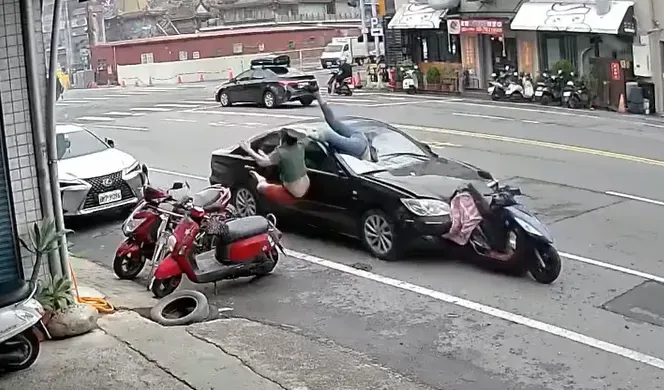 1名70歲蔡姓男子開車撞上停等紅燈的女騎士與騎腳踏車的雙胞胎少年,女騎士被撞飛,上半身插進副駕駛座,兩隻腿呈「V」字型露在外面。(圖/翻攝畫面)