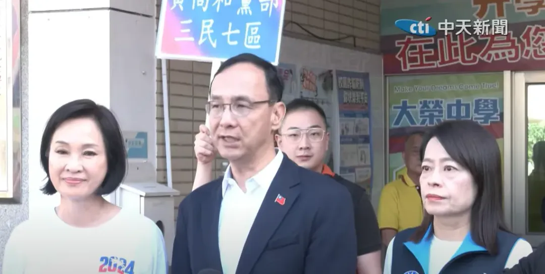 國民黨主席朱立倫(中)。(圖/中天新聞)