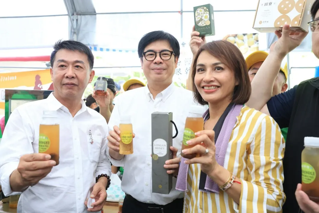 近日高市議員張博洋發起「高雄市長初選網路投票」活動,許智傑(左)獲4成網友支持,領先邱議瑩(右)等人。(圖取自陳其邁臉書)