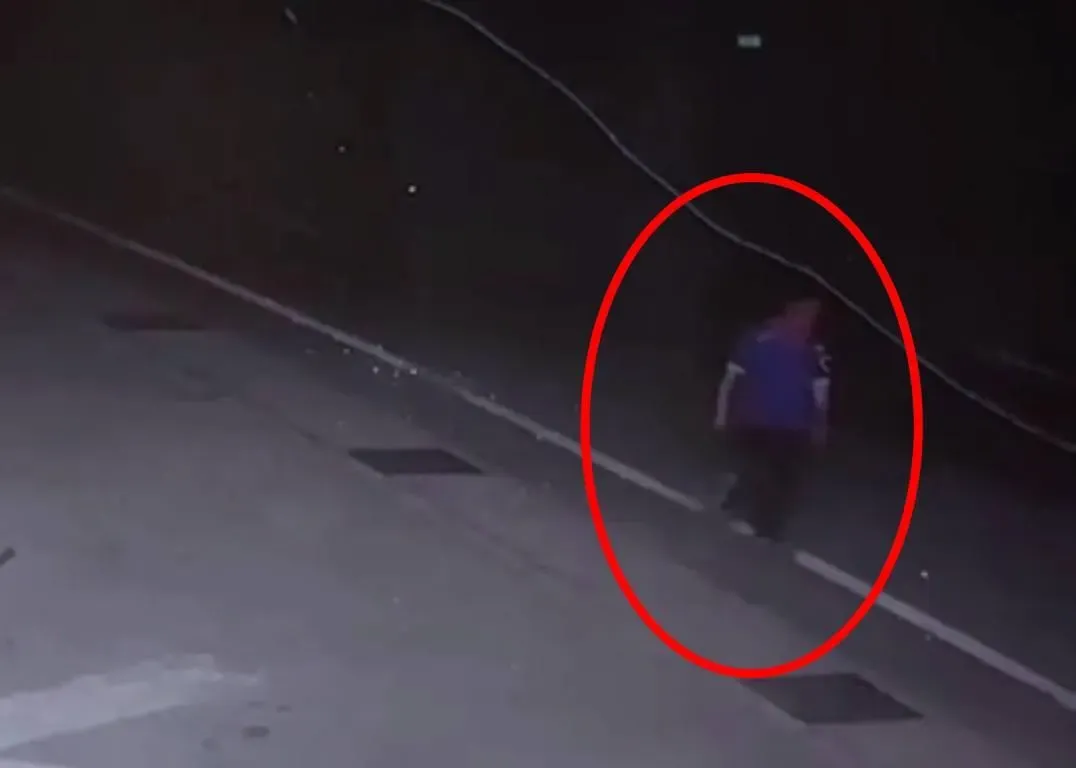 李男殺死前妻後，偷了一輛小發財車逃逸，將車停在埤頭鄉一處廢棄鐵皮屋前。（圖／中天新聞）