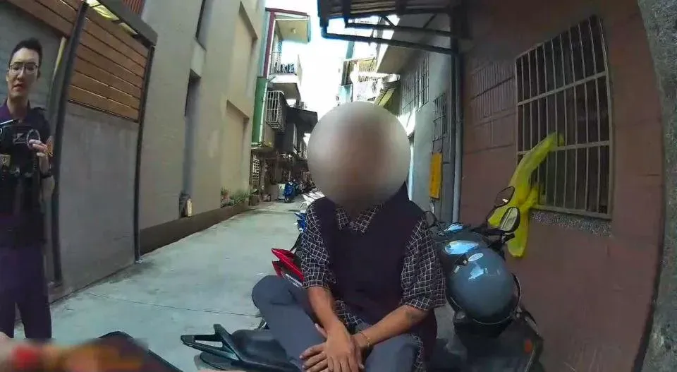 警方逮捕涉嫌持刀的施姓嫌犯。(圖/翻攝畫面)
