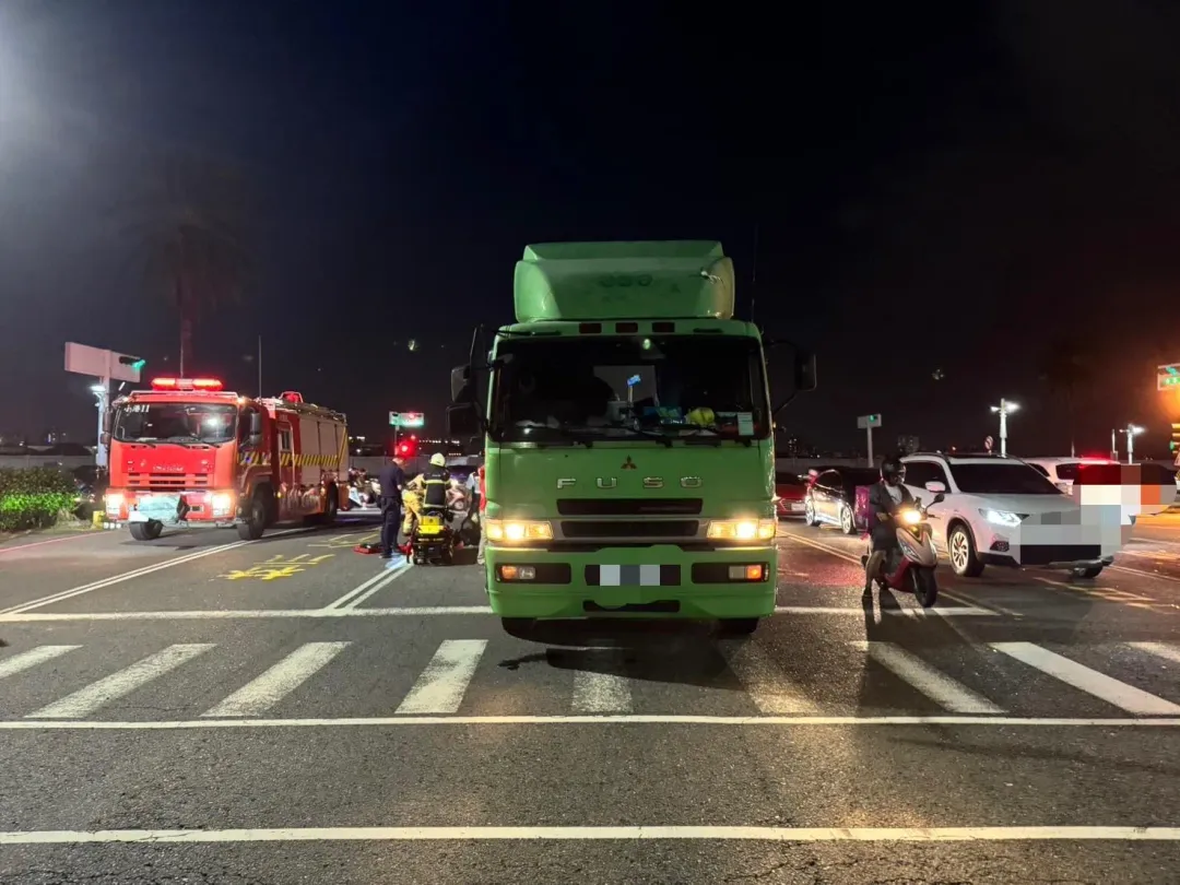 61歲女騎士受困聯結車車底,消防人員到場後協助脫困,但送醫救治後仍宣告不治。(圖/翻攝畫面)