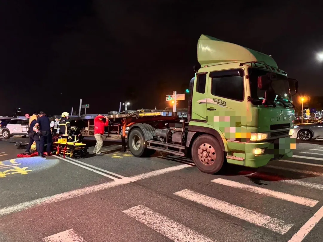 高雄一輛聯結車右轉時與直行機車碰撞。(圖/翻攝畫面)
