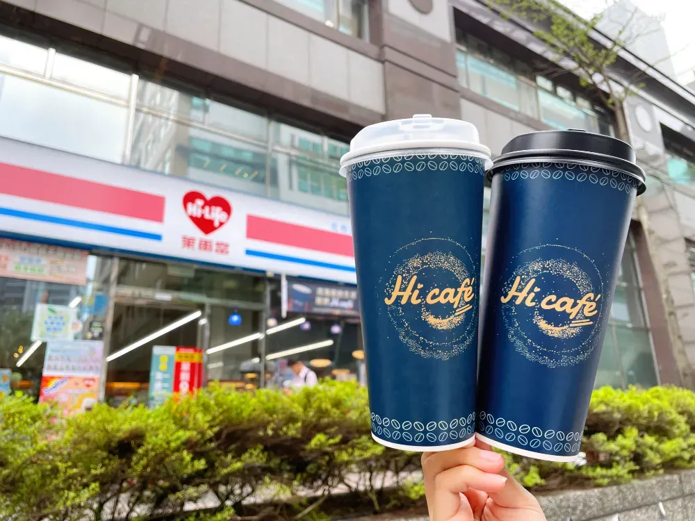 萊爾富邀全民一起喝Hi café為台灣棒球應援。即日起至11月18日23:59萊爾富門市推出Hi café 特大杯全品項享限時任選「買1送1」,共計16款商品,不同價者以2件5折計算,慶祝台灣棒球好手勇奪佳績,順利前進東京。(圖/業者提供)