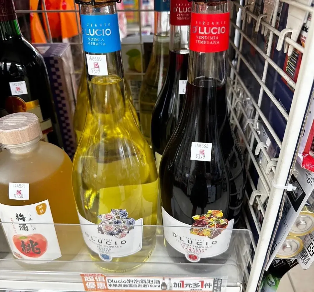 OKmart 全台門市應援優惠全面啟動,即日起-11/20期間,指定糖餅「買1送1」、OKCAFE X 茗京萃聯名「美聲茶飲」護嗓草本飲每杯 39 元、Dlucio 氣泡酒「加 1 元多 1 件」。(圖/業者提供)