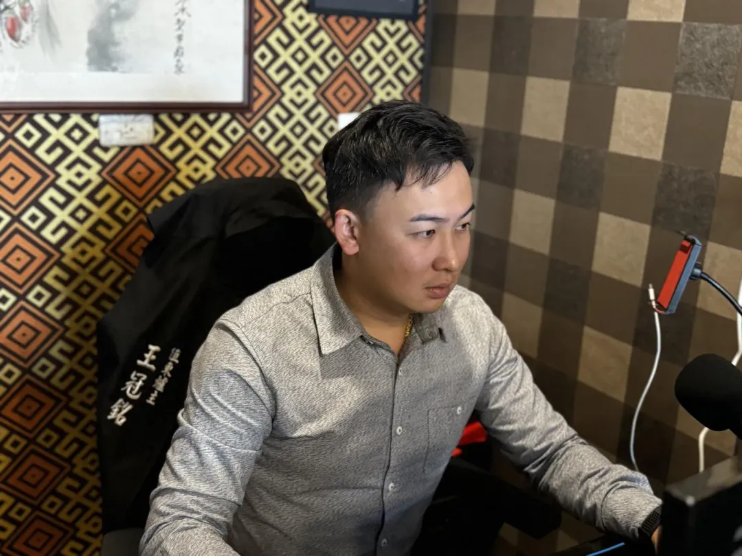 年僅31歲的王冠銘目前經營二手車行，但他從15歲起就在加油站打工，而且一週要做兩份工作。（圖／黃彥昇攝）