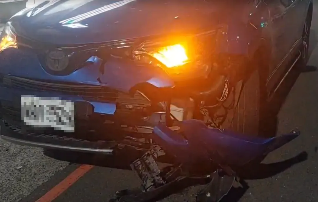 轉彎車未禮讓直行車，造成騎士人車倒地。（圖˙／翻攝畫面）