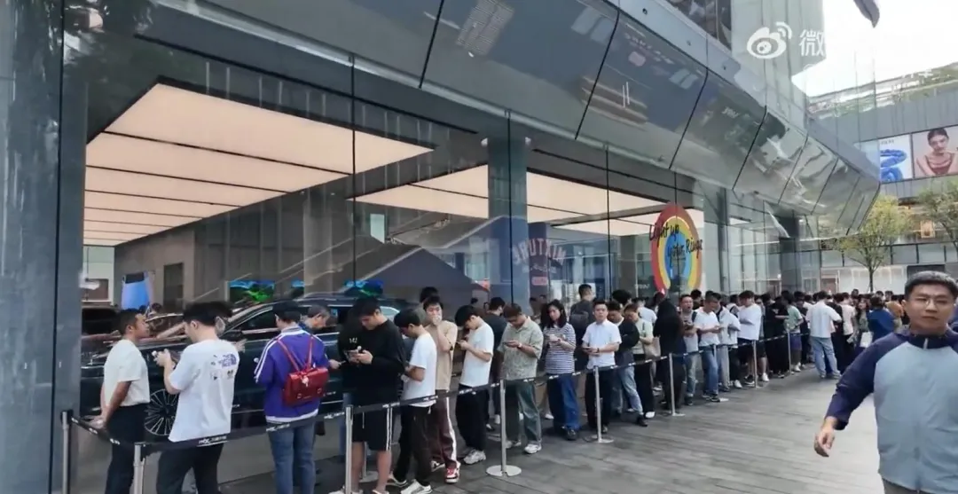 陸網友分享華為線下實體店現場情況。（圖／翻攝微博）