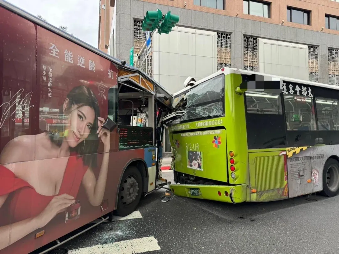大有巴士23歲謝女駕駛卻突然猛力追撞，導致大都會客運遭推撞向前，50歲林姓女子當場遭捲入輪下慘死。（資料圖／翻攝畫面）