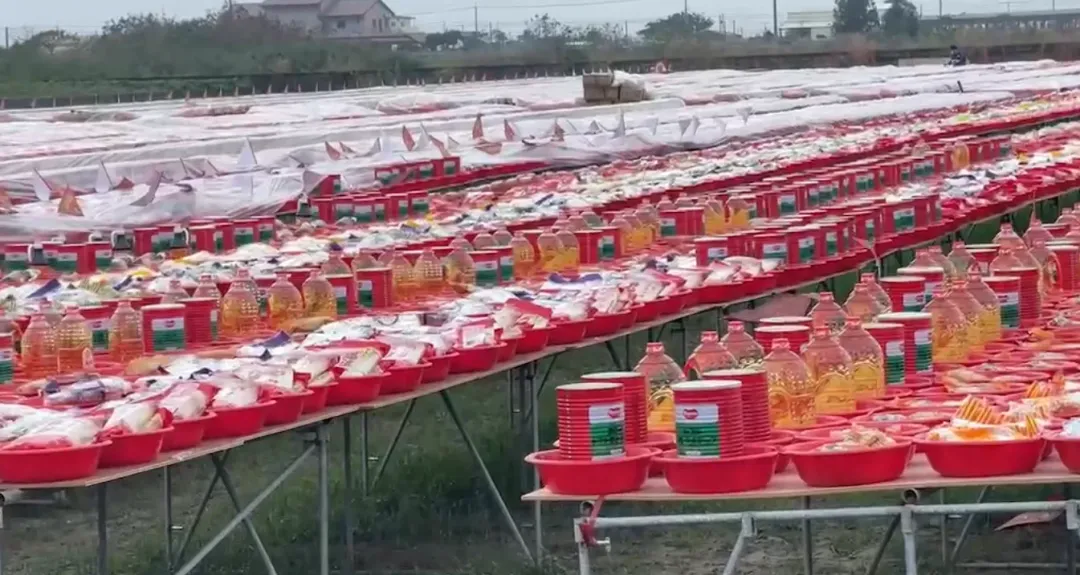 嘉義縣義竹鄉新店紹徽宮16日舉行「甲辰年科謝恩祈安七朝清醮」,普渡場面盛大,桌數逾1萬8000桌。(圖/中天新聞)