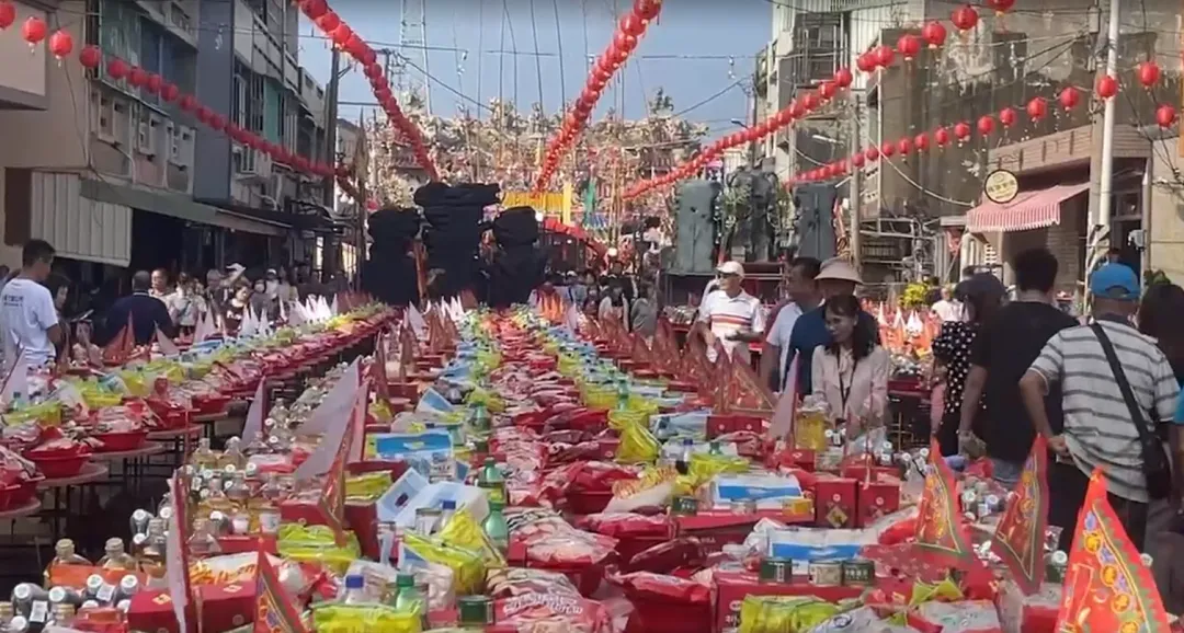 嘉義縣義竹鄉新店紹徽宮16日舉行「甲辰年科謝恩祈安七朝清醮」,普渡場面盛大,桌數逾1萬8000桌。(圖/中天新聞)