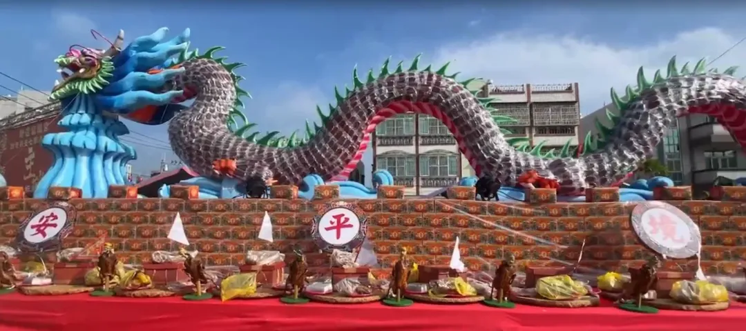 嘉義縣新店紹徽宮建醮巨大「神龍」裝置藝術。(圖/翻攝畫面)