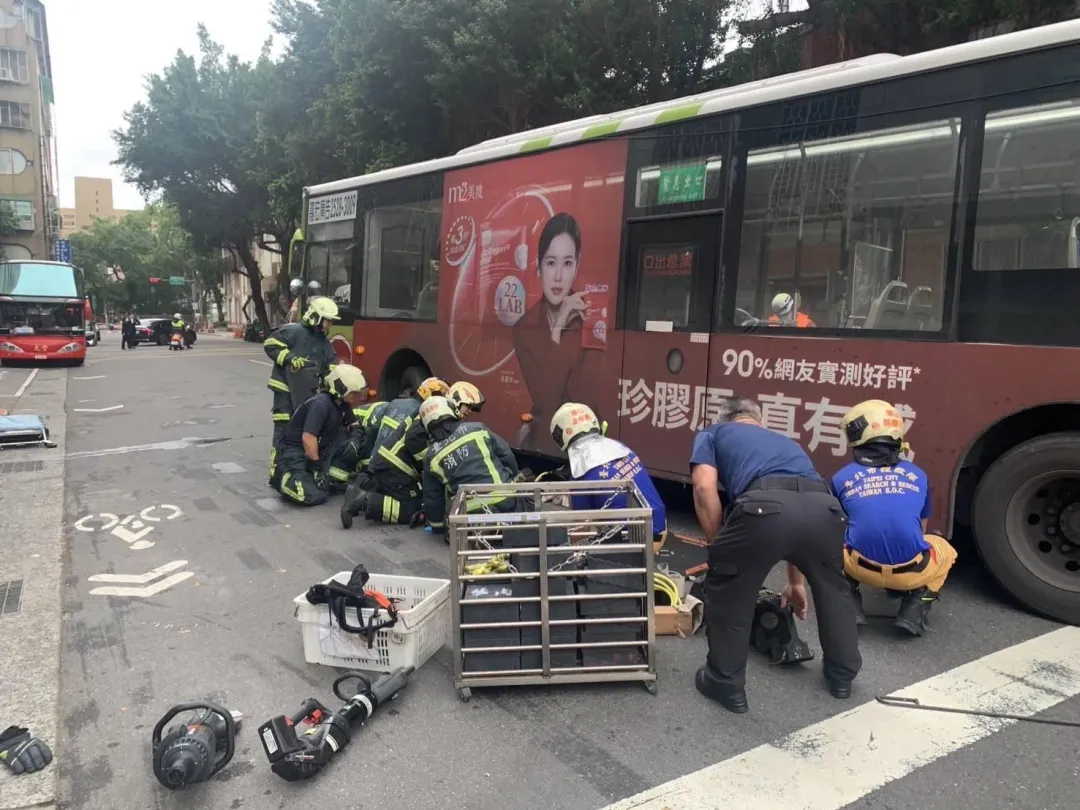 50歲林姓女子遭大有巴士駕駛撞上捲入輪下，送醫不治。（圖／翻攝畫面）