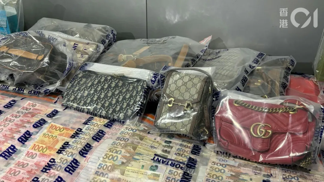 查獲大量所得現金及名牌包。（圖／翻攝香港01）