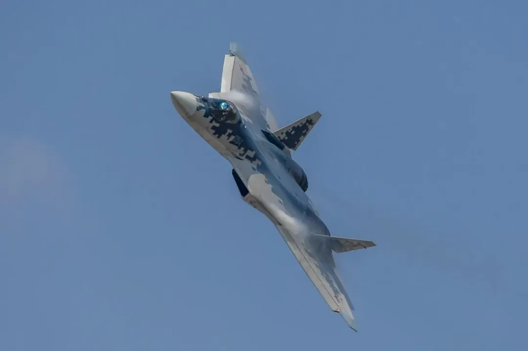 俄國Su-57匿蹤戰機首度在珠海航展表演。(圖/新華社)