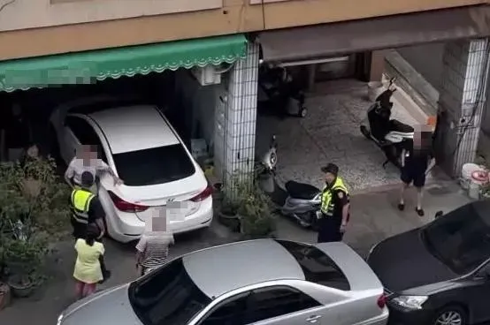 員警到場調查處理。（圖／翻攝畫面）