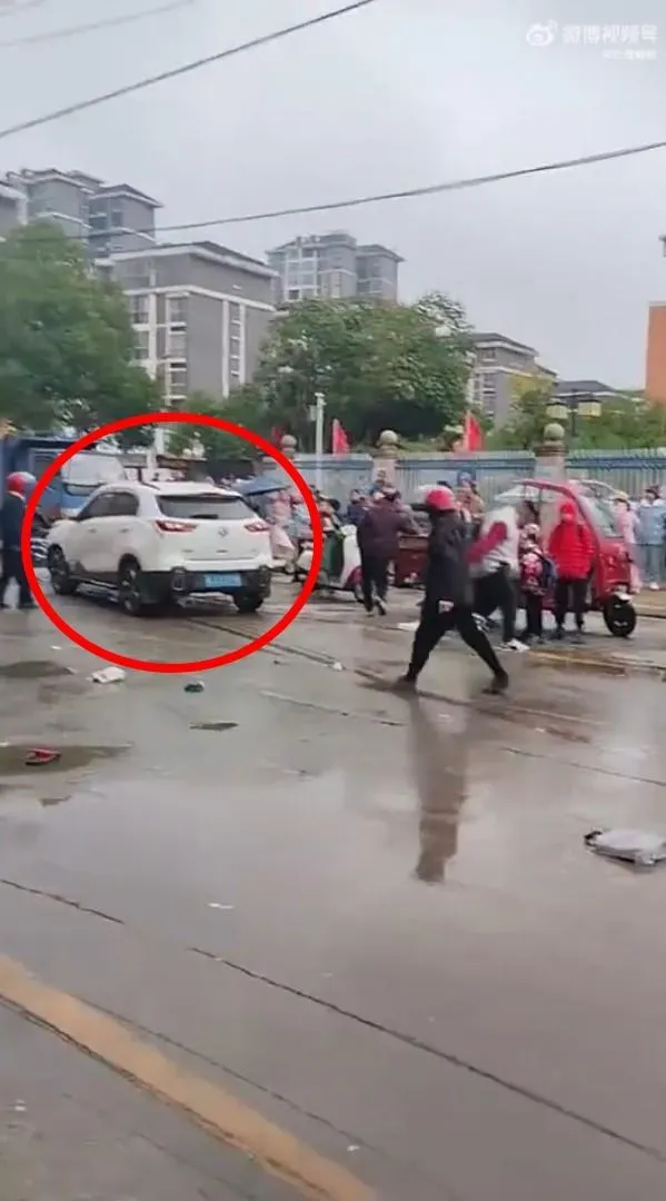 肇事的白色車輛。(圖/翻攝微博)