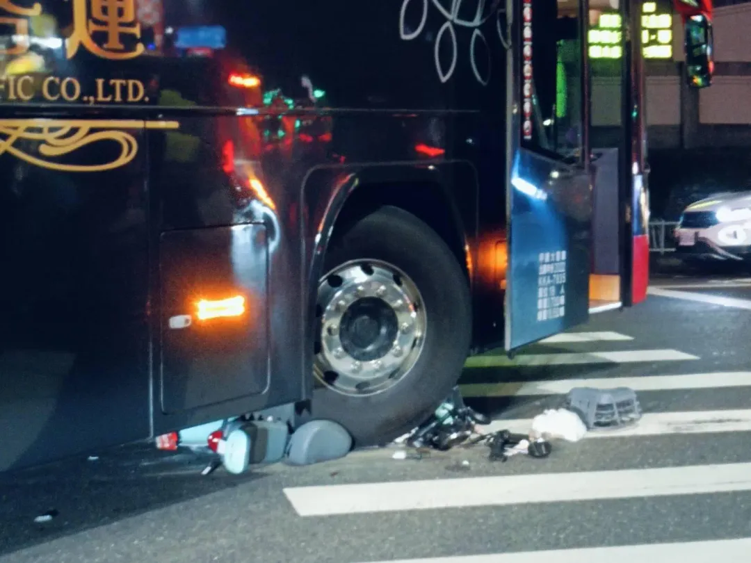 女高中騎電動自行車直行被右轉的客運撞上。(圖/翻攝畫面)