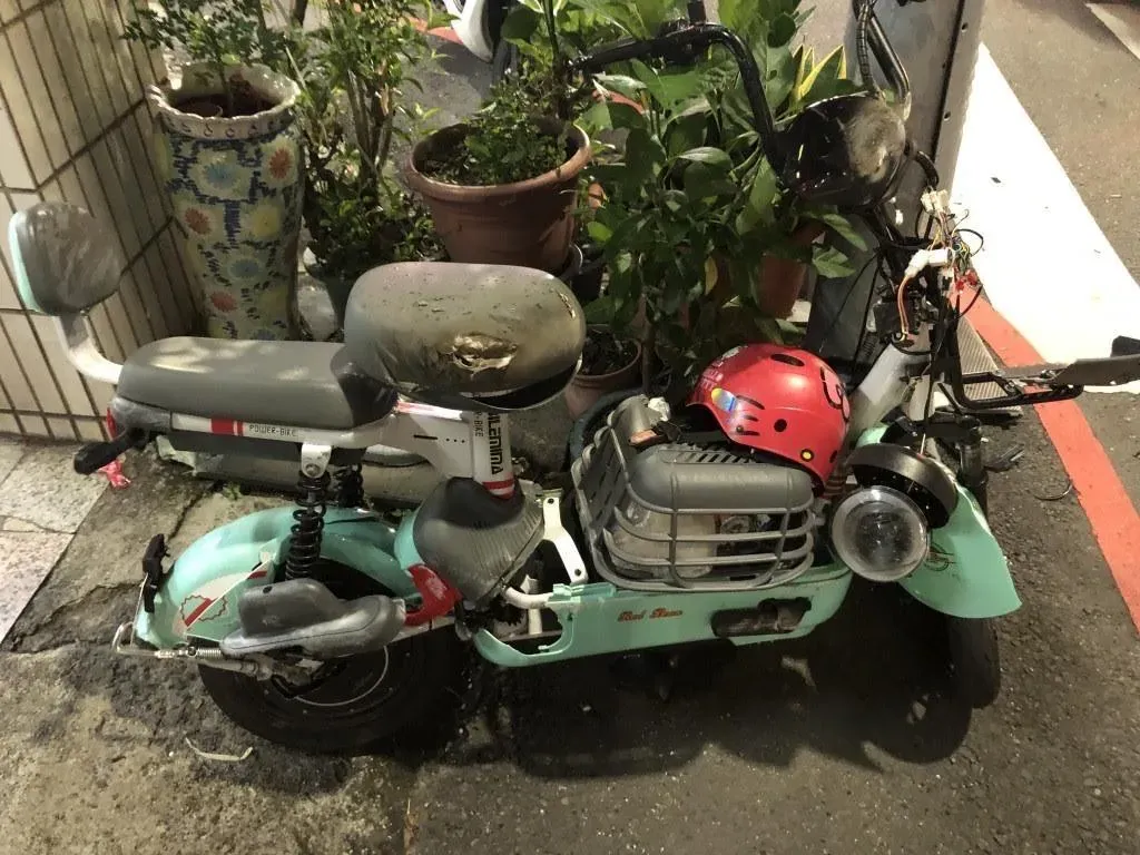 女高中生騎的電動自行車遭輾壓毀壞。(圖/翻攝畫面)