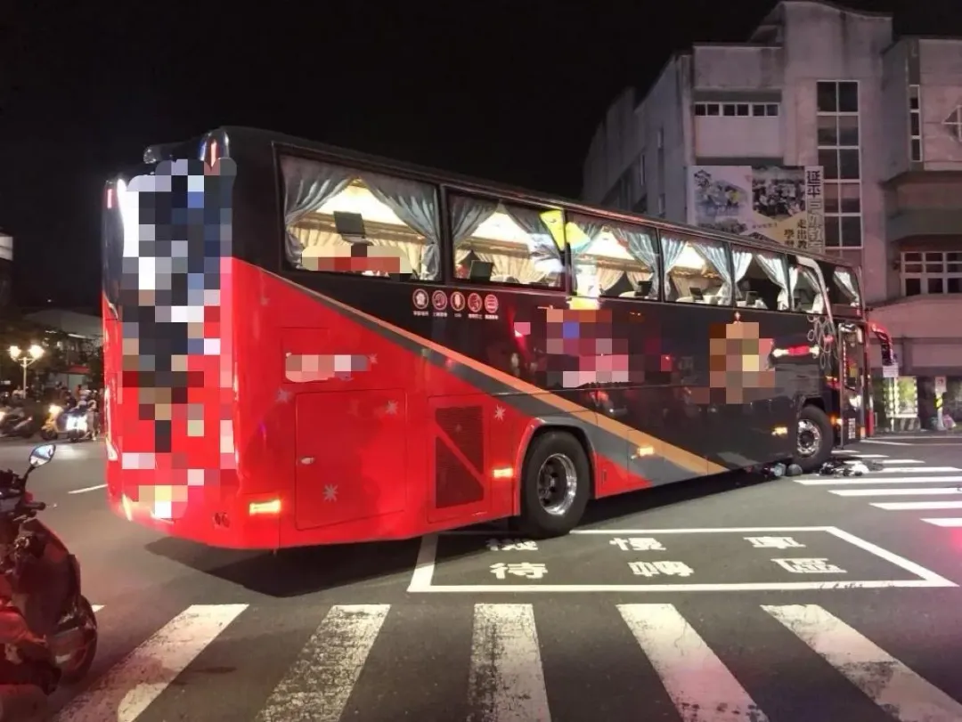 台南一輛長途客運巴士右轉公園路時,撞上正騎電動自行車直行的16歲謝姓女高中生。(圖/翻攝畫面)