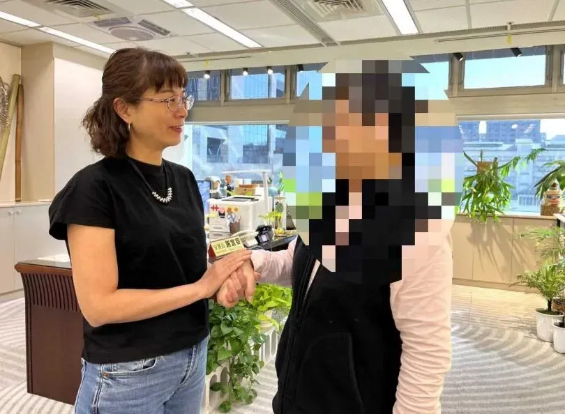 謝宜容（左）不只被員工相繼爆料職場霸凌，還遭指私用公款宴客、裝軌道燈大量種植栽。（圖／取自CTWANT民眾提供）