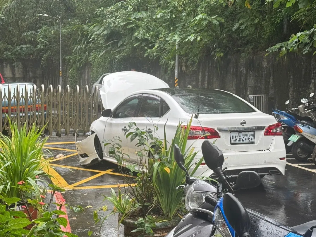 警方在內湖攔查詐騙車手,朝歹徒所駕涉案車輛輪胎射擊。(圖/中天新聞)