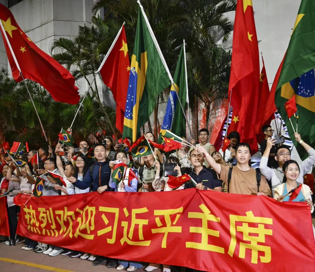 里約熱內盧有華裔民眾歡迎習近平到來。（圖／新華社）