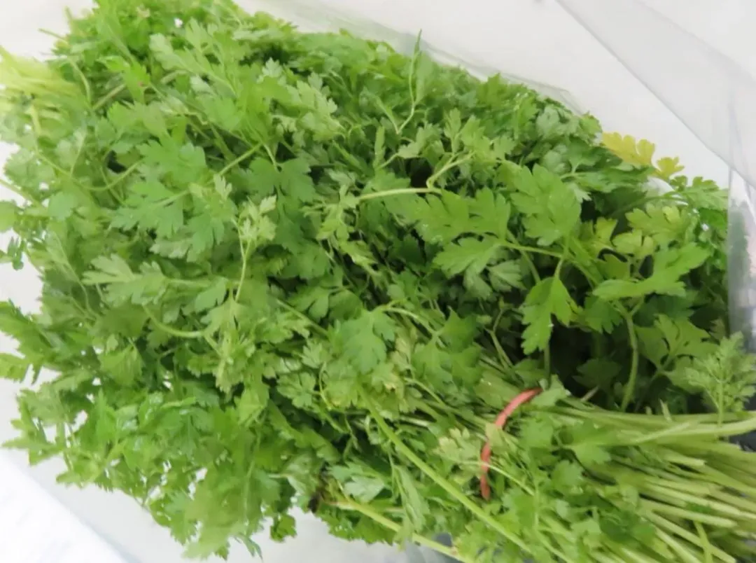 聯馥食品股份有限公司有一批從法國進口的「細葉香芹」被檢出13項農藥殘留違規。（圖／食藥署提供）