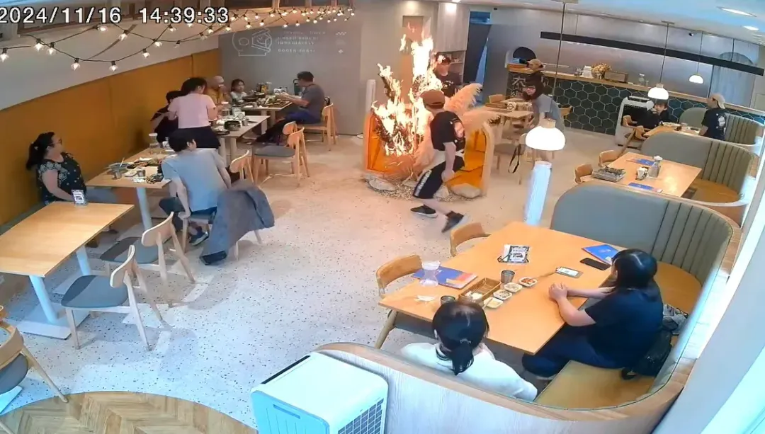 新竹某餐廳起火畫面曝光。(圖/翻攝畫面)