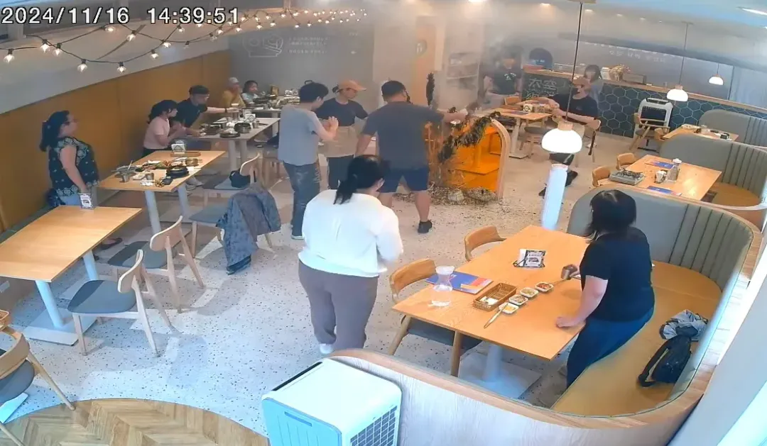 客人也加入滅火行列,裝飾品被燒成焦黑。(圖/翻攝畫面)
