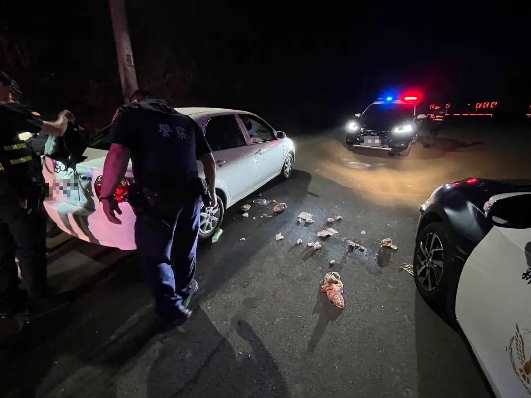 警方檢查阿輝車上物品，旁邊還有不少東西散落在地。（圖／翻攝畫面）