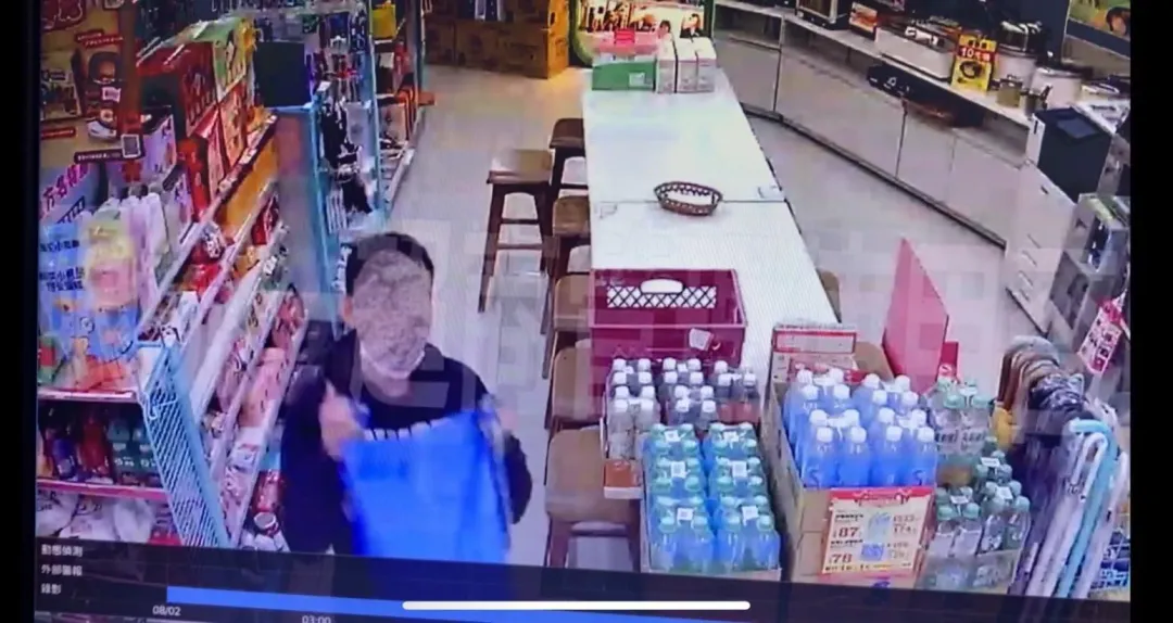 超商監視器拍到阿輝在店裡「掃貨」身影，被店長和店員抓包時，還嗆聲說自己是警察。（圖／翻攝畫面）