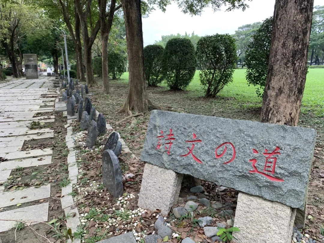 學長姐指出是祭拜已故校友,儼然成了校園恐怖傳說。(圖/翻攝畫面)