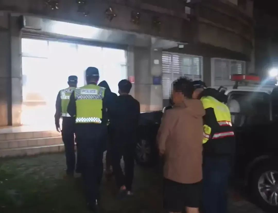 現場滋事的嫌疑人全被警方帶回偵辦。（圖／翻攝畫面）