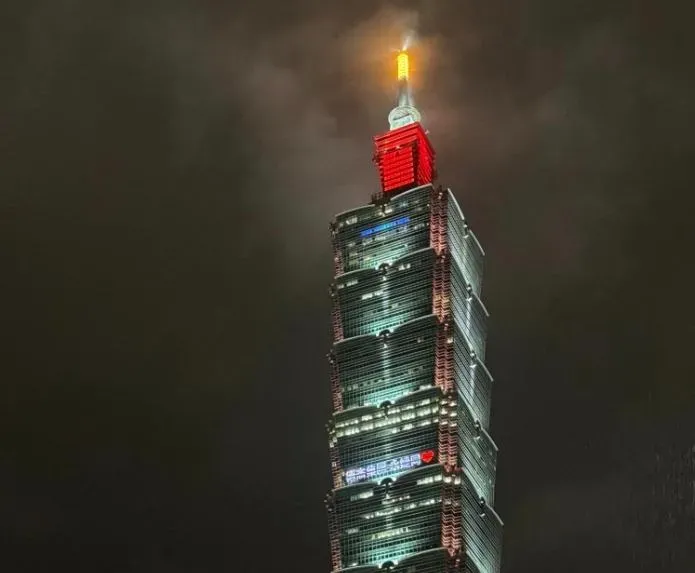 賈永婕老公點燈包含放閃文字,遭質疑公器私用。(圖/翻攝自賈永婕臉書)