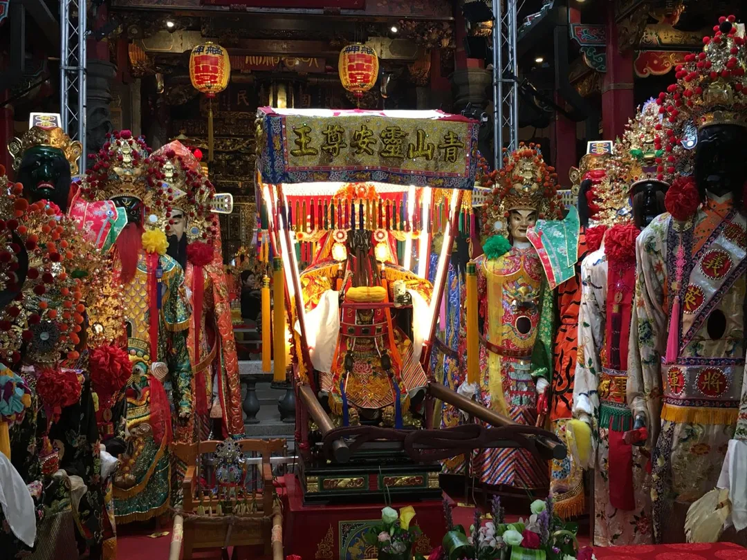 台灣存有在新年初一走春參拜的習俗。(圖/資料照)