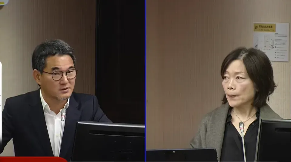 民進黨立委劉建國(左)質詢勞動部長何佩珊。(圖/中天新聞)