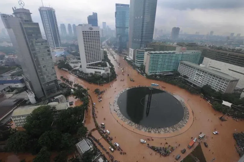 雅加達過度開採地下水造成海平面上升,雅加達出現嚴重下沉的情況,估計到 2050年約 95% 的雅加達地區可能被海水淹沒。