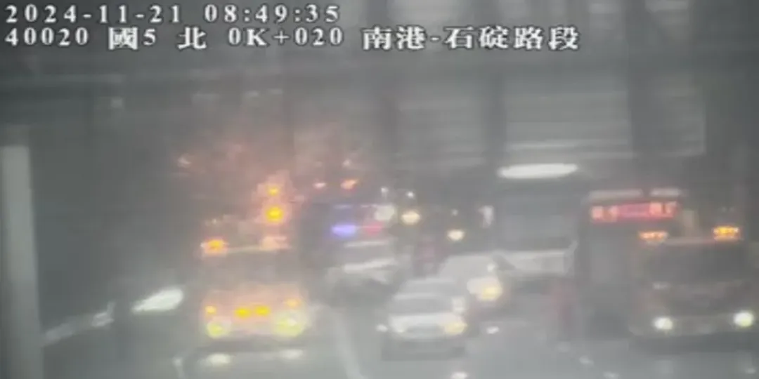 國５北上石碇到南港系統發生嚴重車禍。（圖／翻攝畫面）