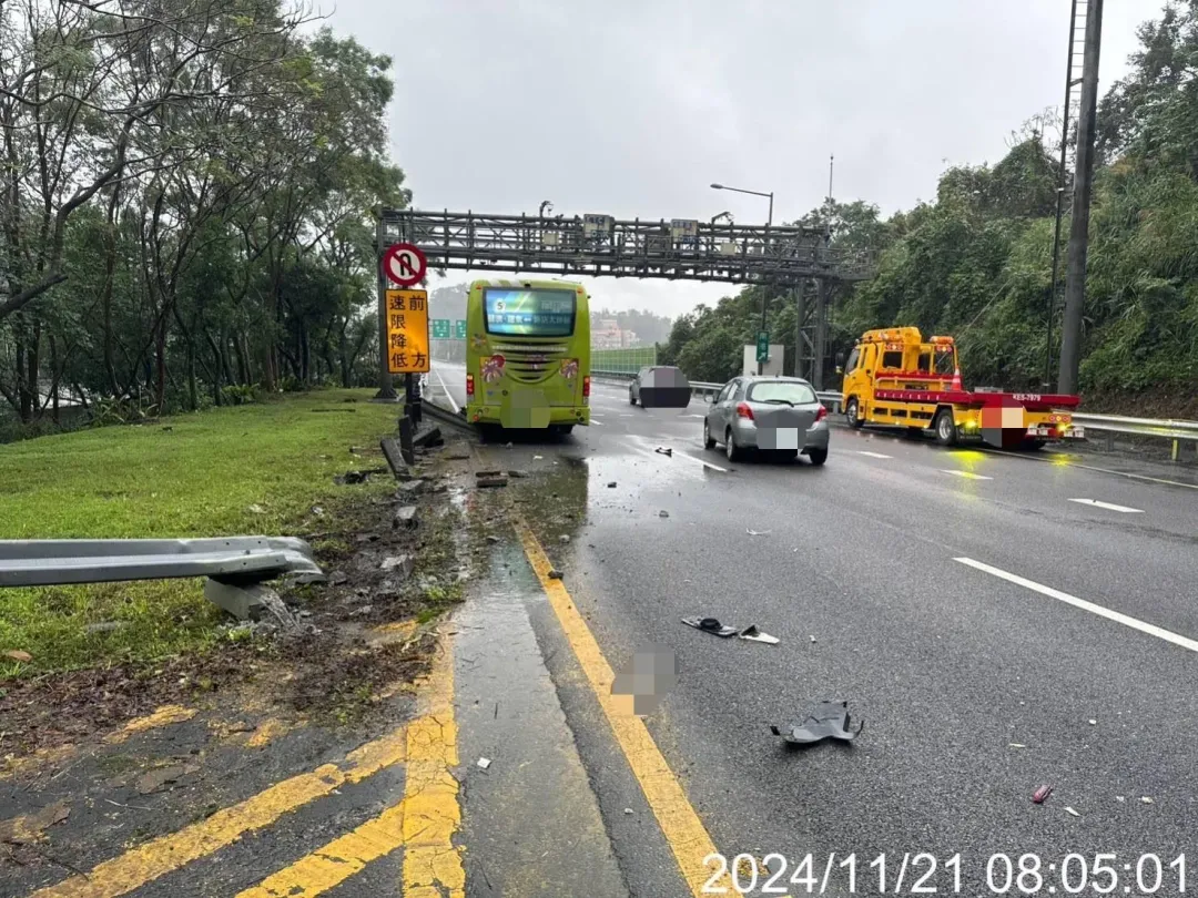 國５北上石碇到南港系統發生嚴重車禍。（圖／翻攝畫面）