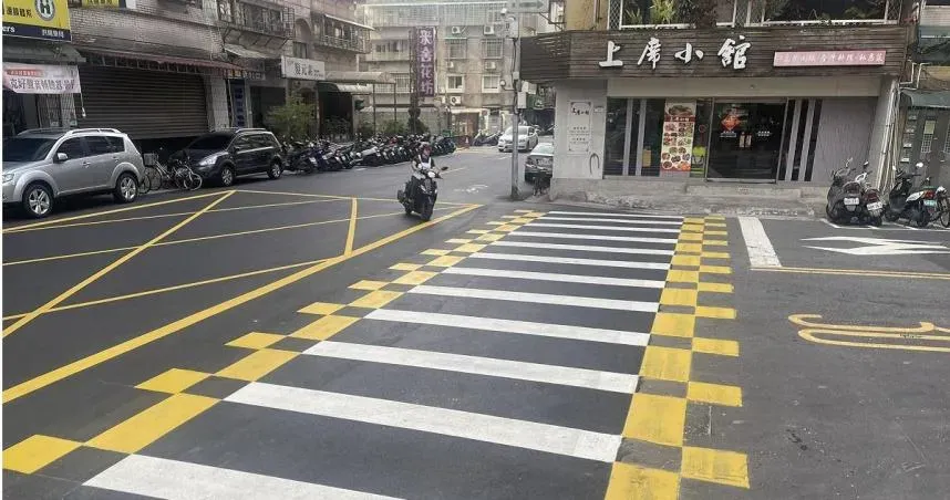 近日有台北市民在馬路上發現,在熟悉的斑馬線旁出現「整排交錯黃格」的全新標線,讓人好奇其真實用途。(圖/翻攝FB/路上觀察學院)